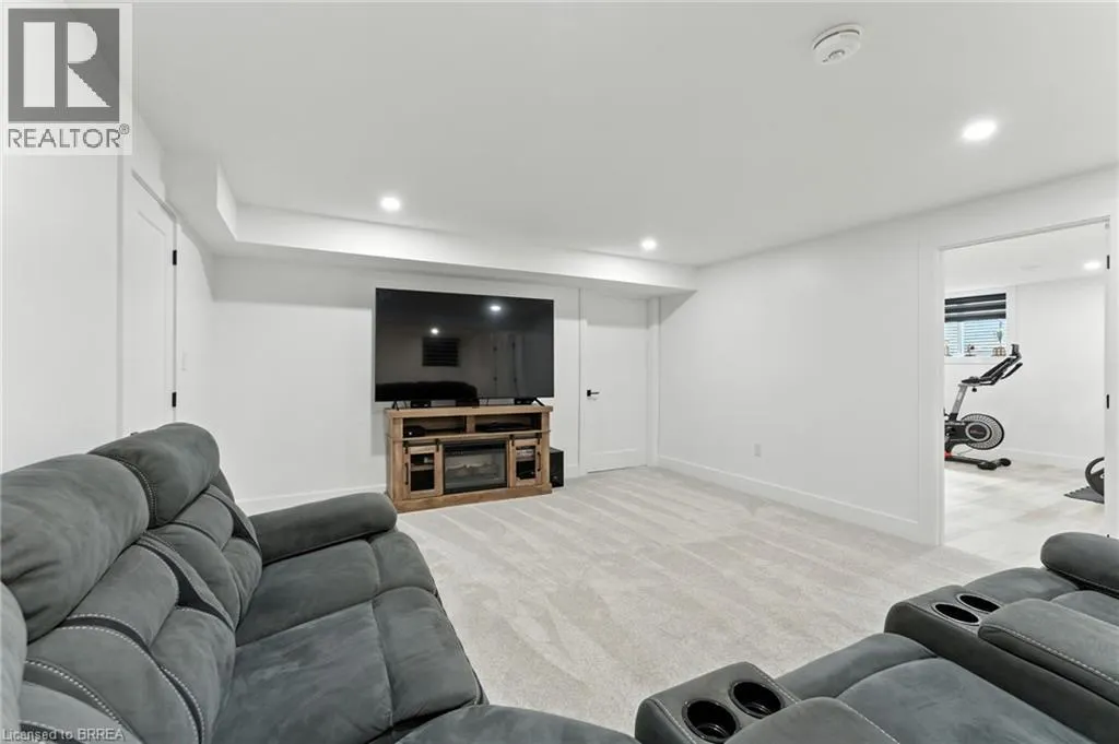9 MACNEIL Court