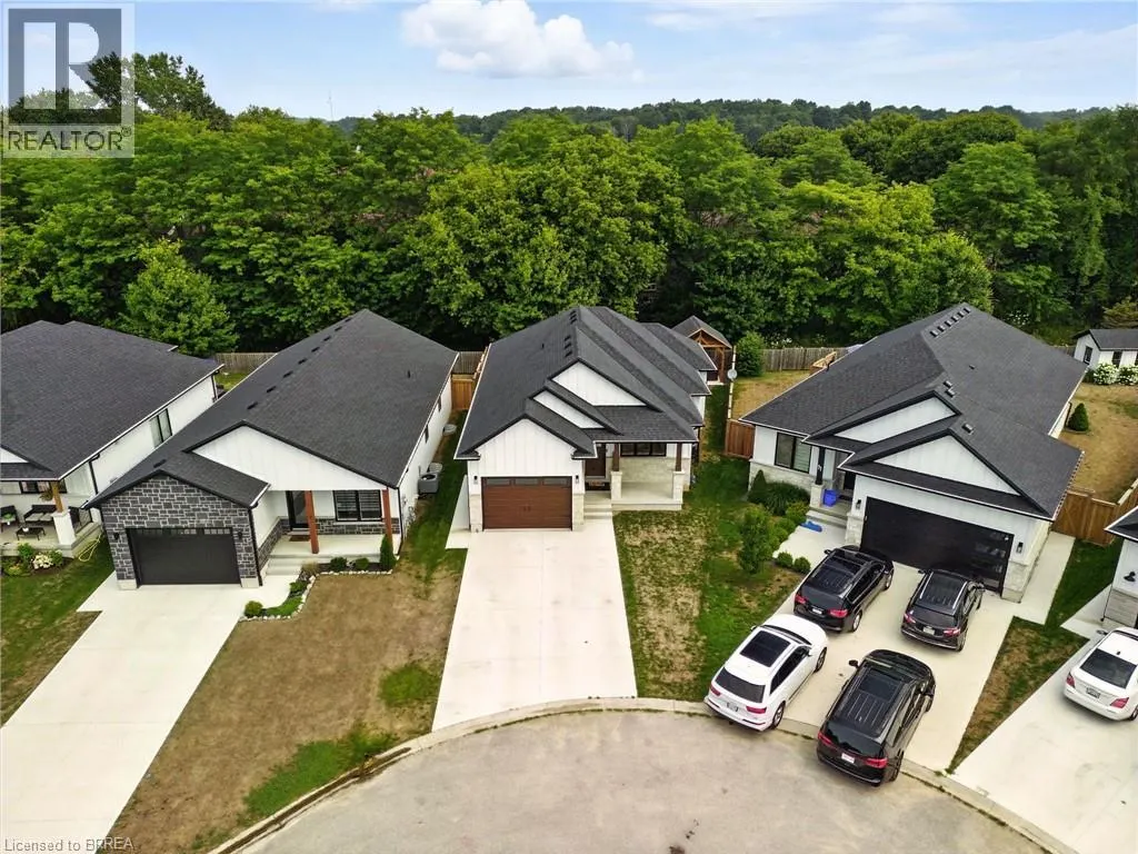 9 MACNEIL Court