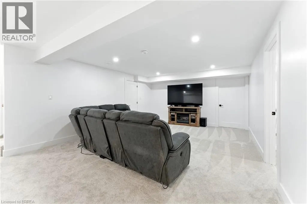 9 MACNEIL Court