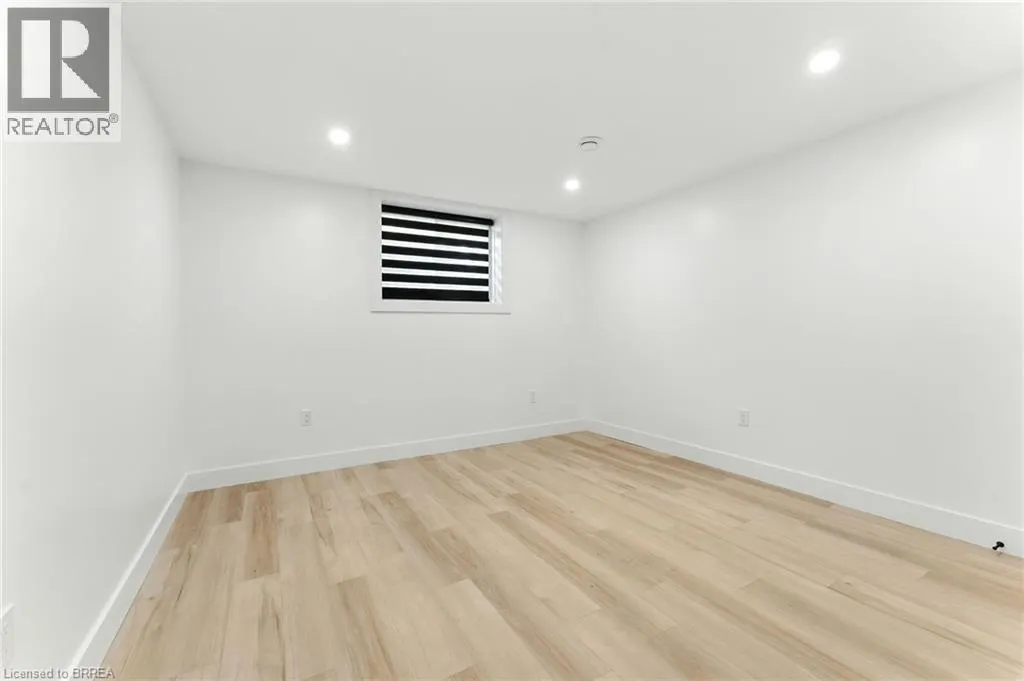9 MACNEIL Court