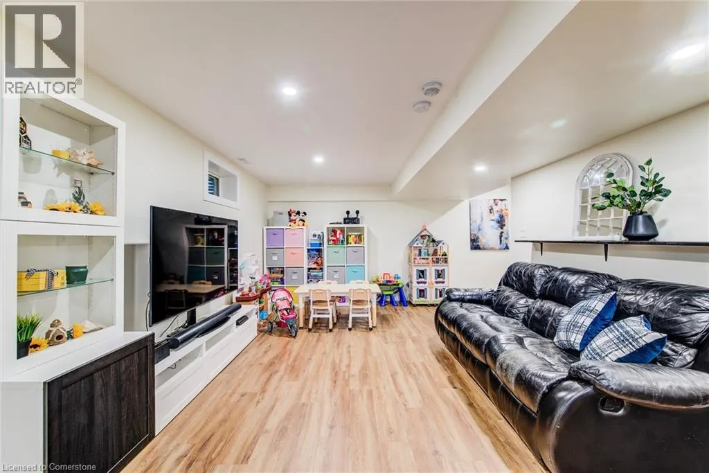 127 ENGLISH Crescent