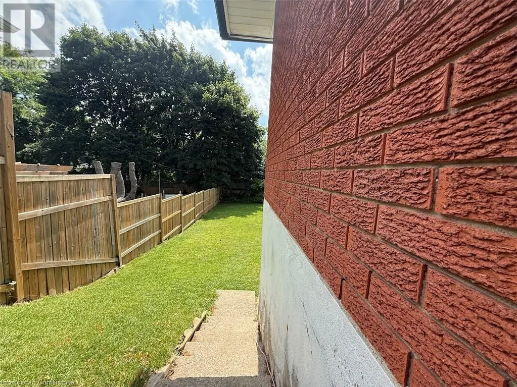 374 VICTORIA Road N