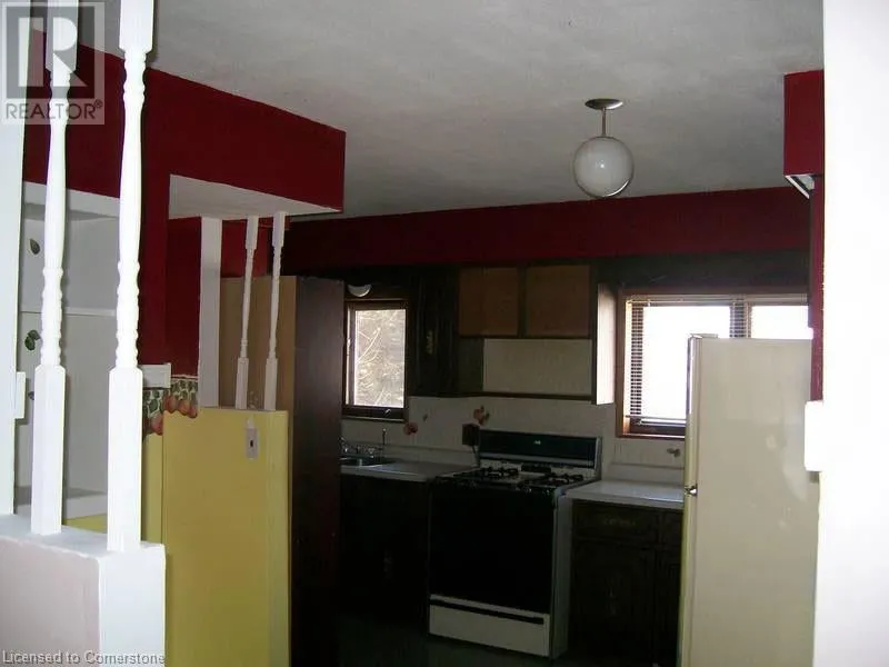 374 VICTORIA Road N