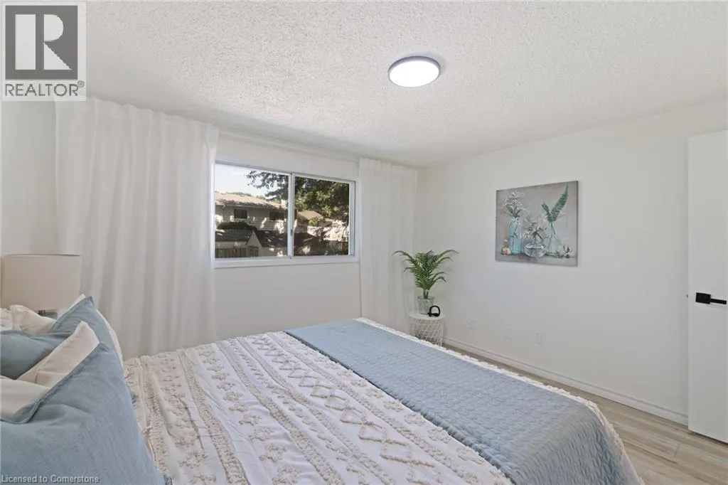 5 UXBRIDGE Crescent
