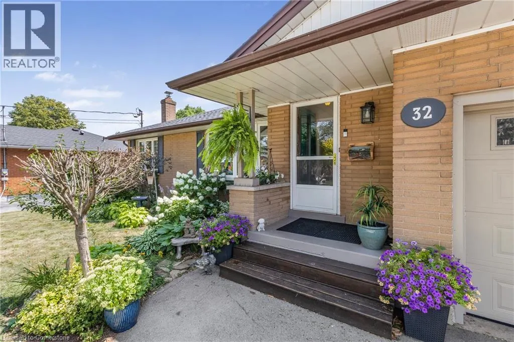 32 WHITTAKER Avenue