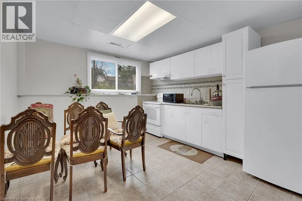 16 CRESTLYNN Crescent