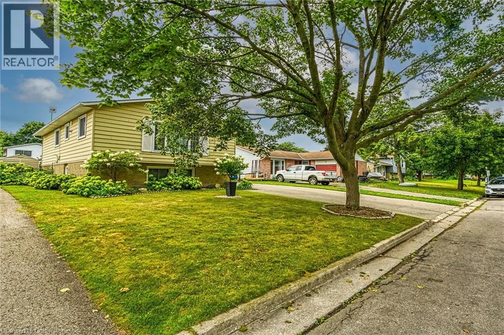 16 CRESTLYNN Crescent