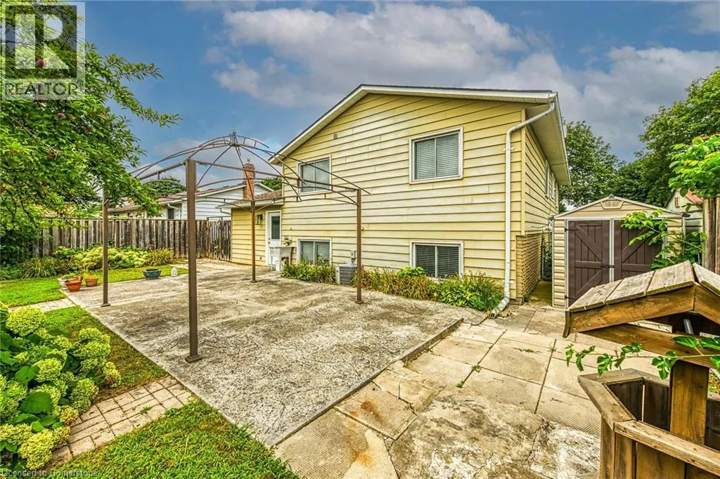 16 CRESTLYNN Crescent
