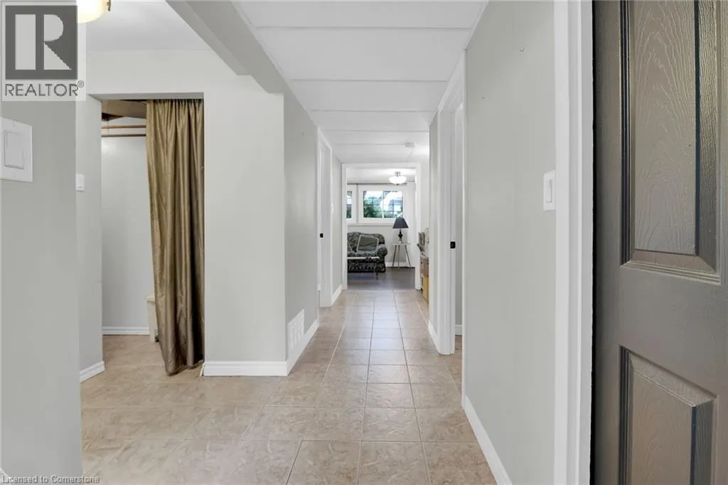 16 CRESTLYNN Crescent