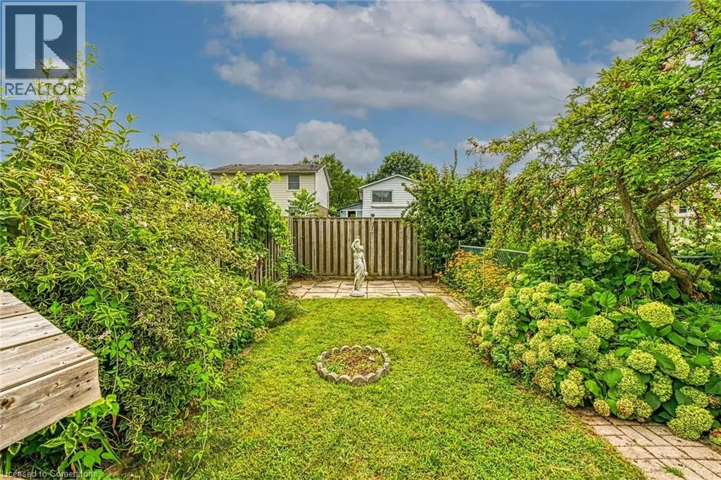 16 CRESTLYNN Crescent