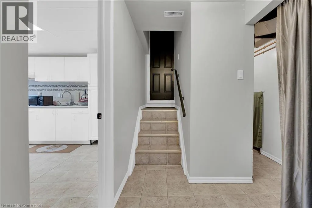 16 CRESTLYNN Crescent