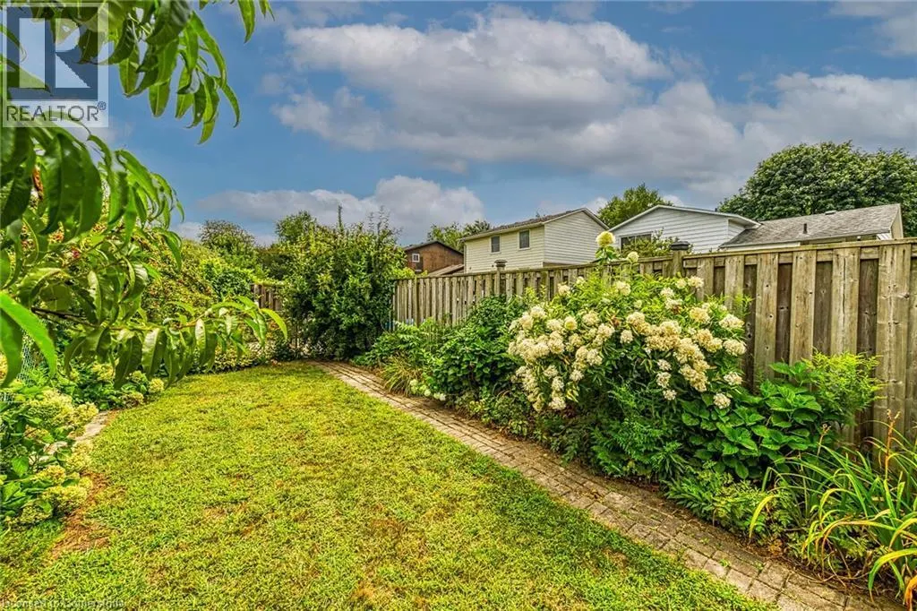 16 CRESTLYNN Crescent