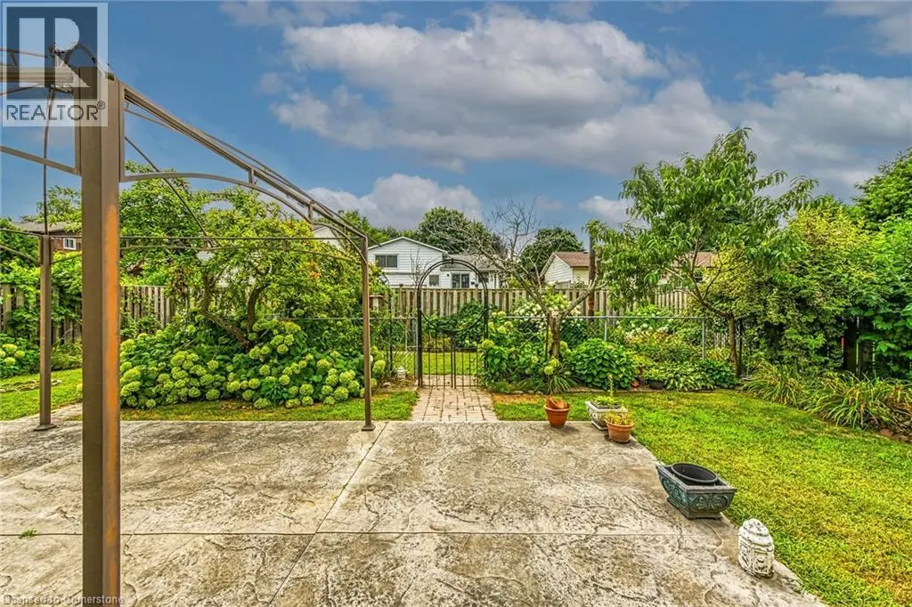 16 CRESTLYNN Crescent
