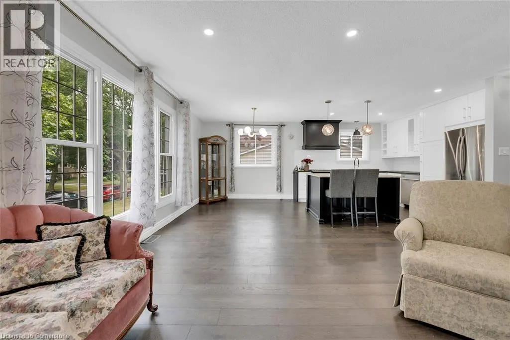 16 CRESTLYNN Crescent