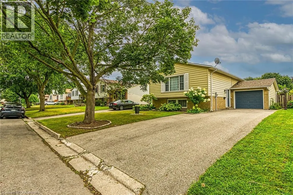 16 CRESTLYNN Crescent