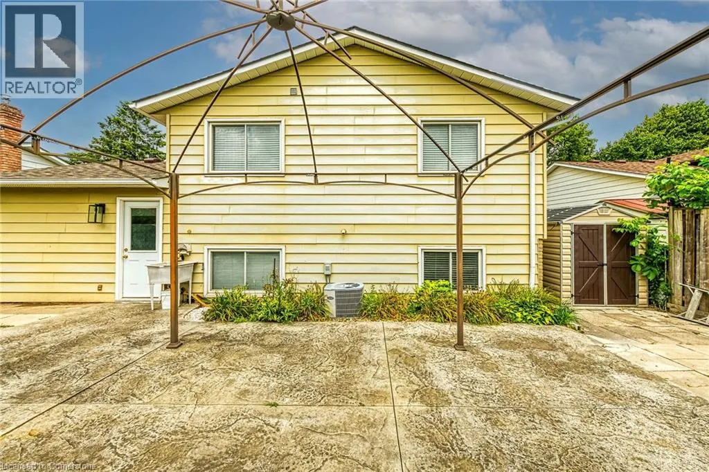 16 CRESTLYNN Crescent