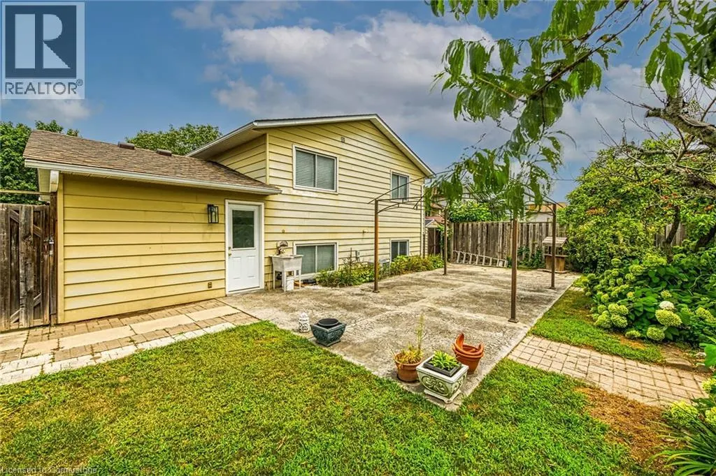 16 CRESTLYNN Crescent