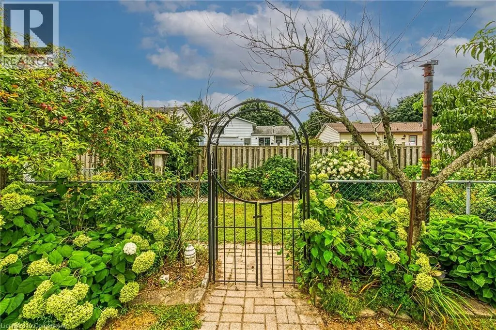 16 CRESTLYNN Crescent