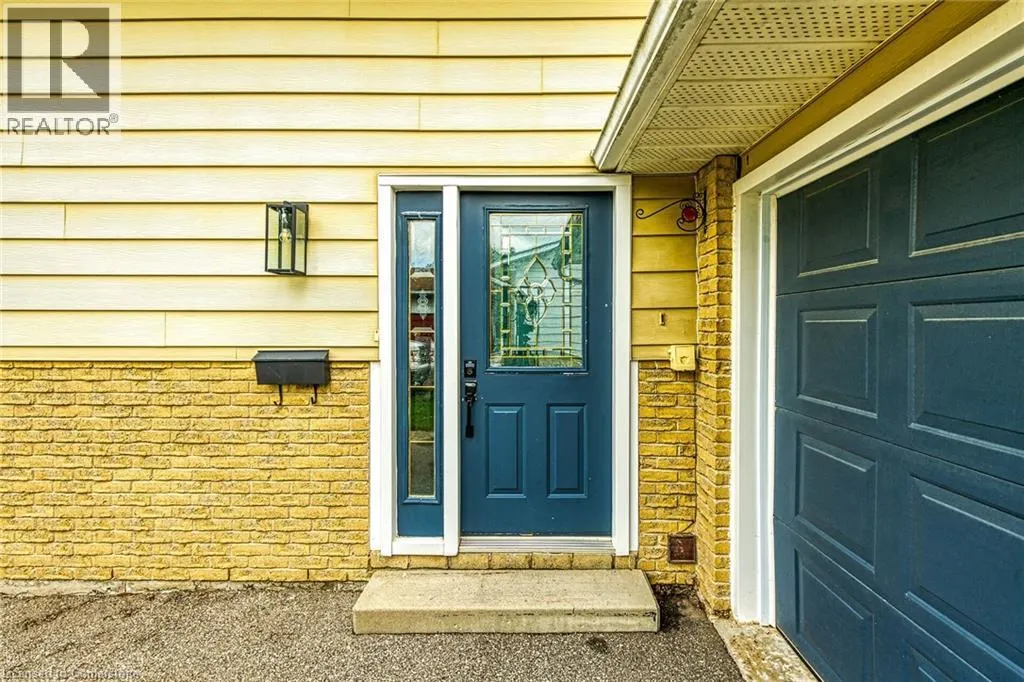 16 CRESTLYNN Crescent