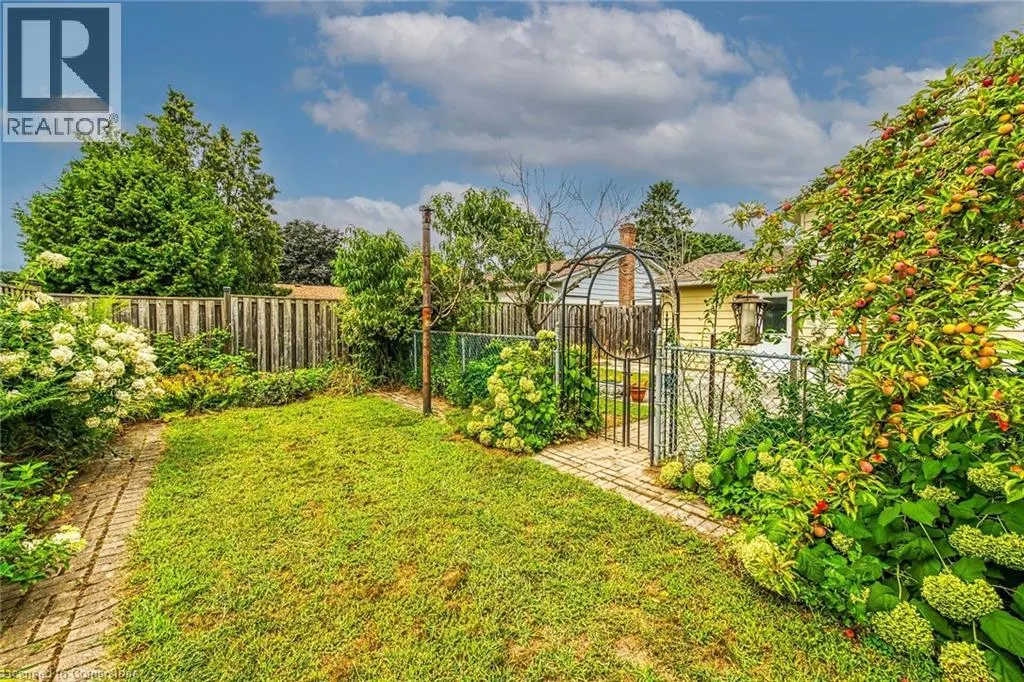16 CRESTLYNN Crescent