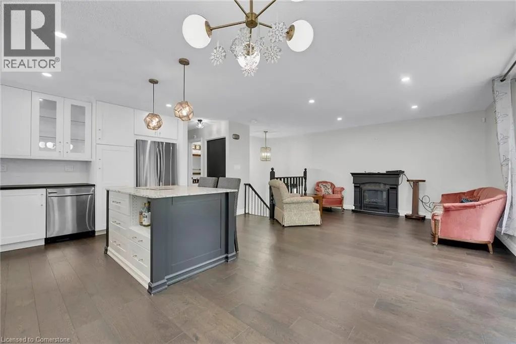 16 CRESTLYNN Crescent