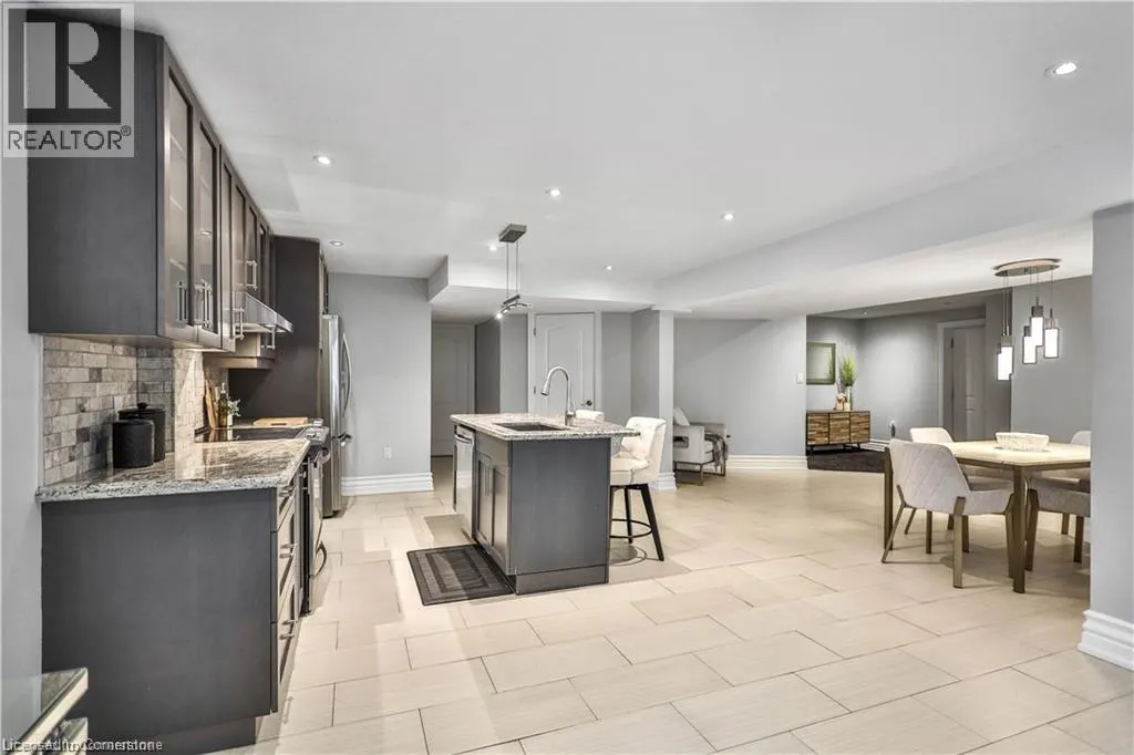 220 MOORLAND Crescent