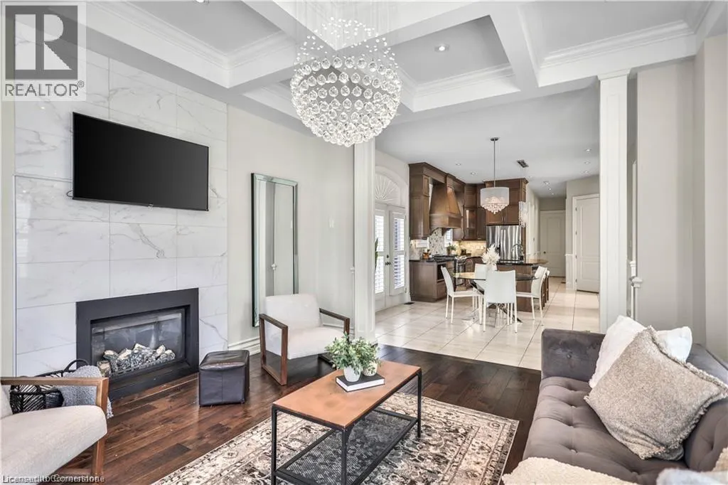 220 MOORLAND Crescent