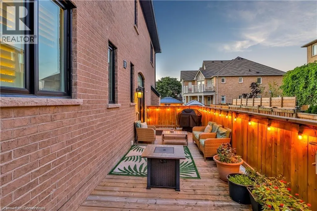 220 MOORLAND Crescent