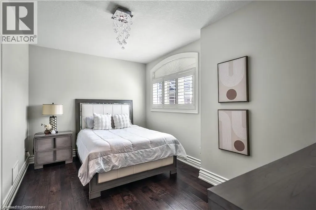 220 MOORLAND Crescent