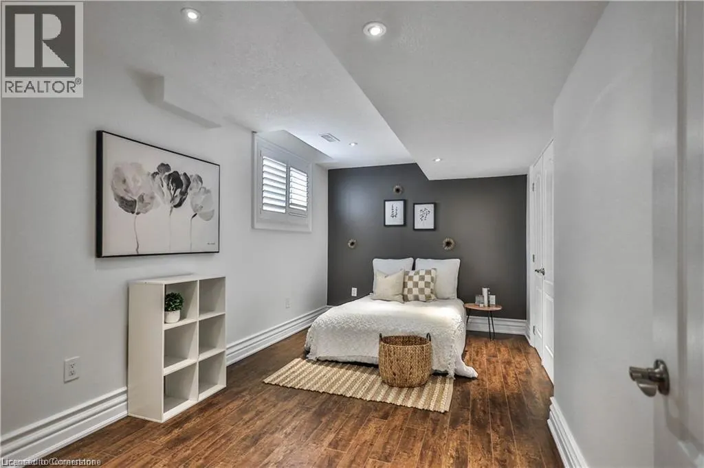 220 MOORLAND Crescent
