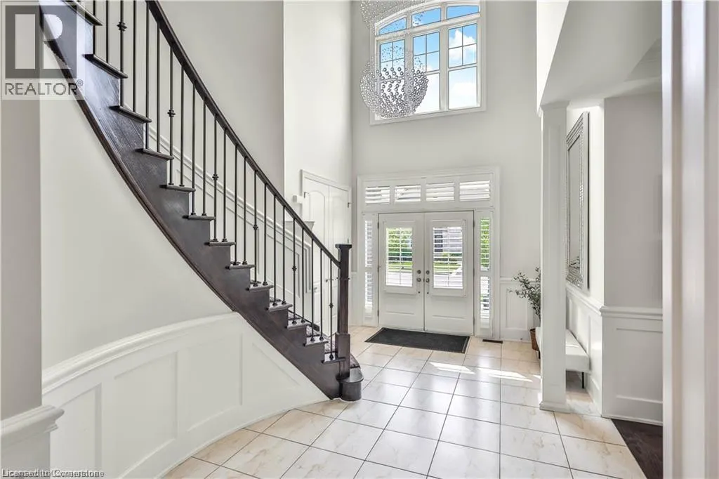 220 MOORLAND Crescent