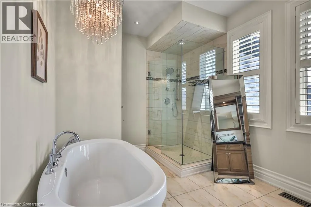 220 MOORLAND Crescent
