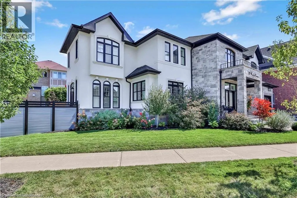 220 MOORLAND Crescent