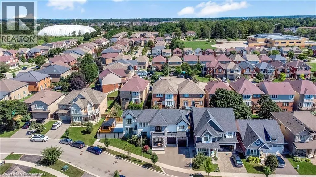 220 MOORLAND Crescent