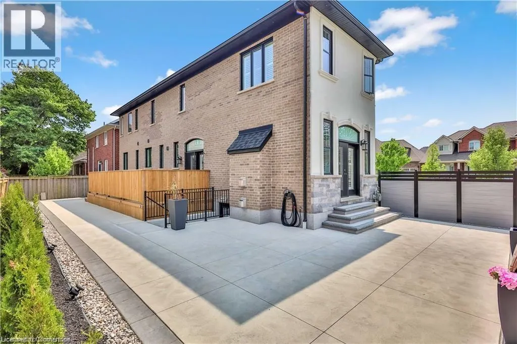 220 MOORLAND Crescent