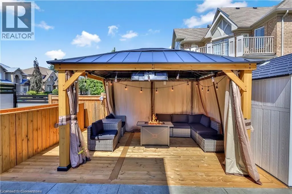 220 MOORLAND Crescent