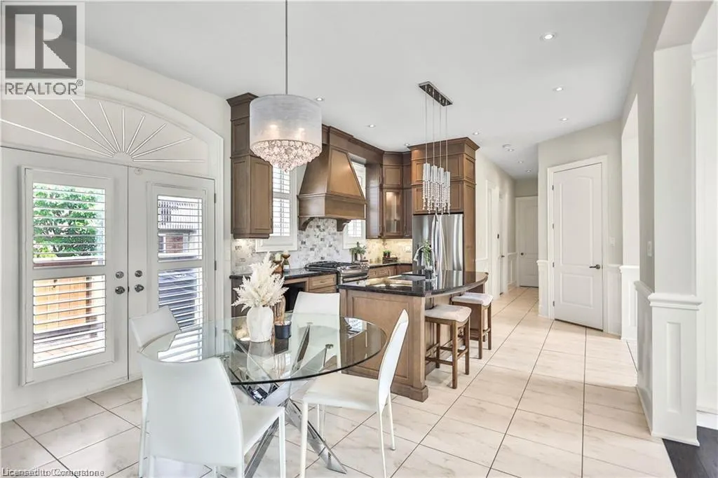 220 MOORLAND Crescent