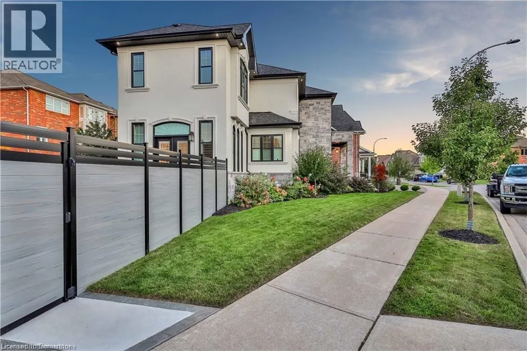 220 MOORLAND Crescent