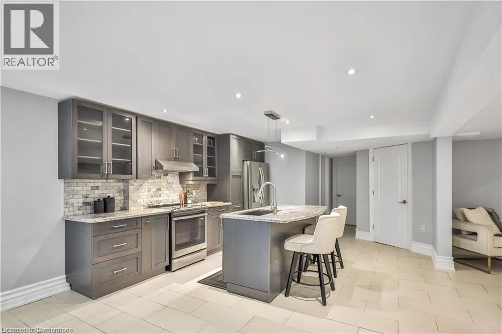 220 MOORLAND Crescent