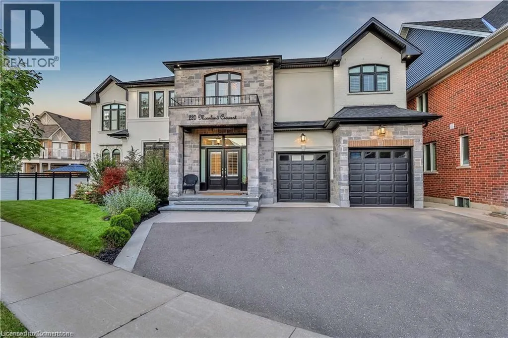220 MOORLAND Crescent