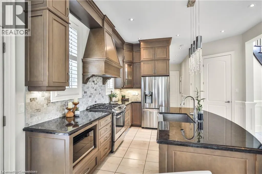 220 MOORLAND Crescent