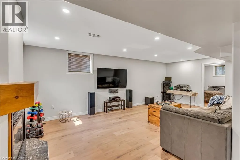 182 SNYDERS Road W