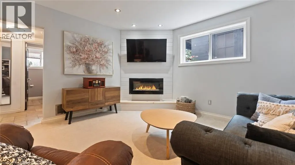 32 DANIEL Place