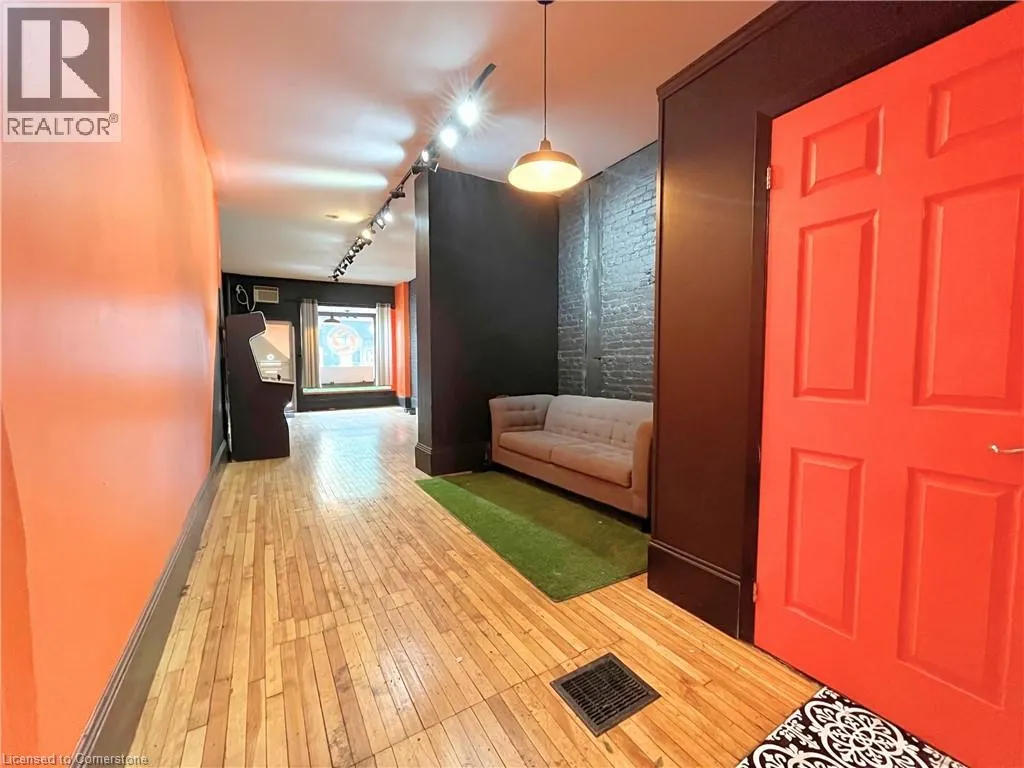 319 KING Street E