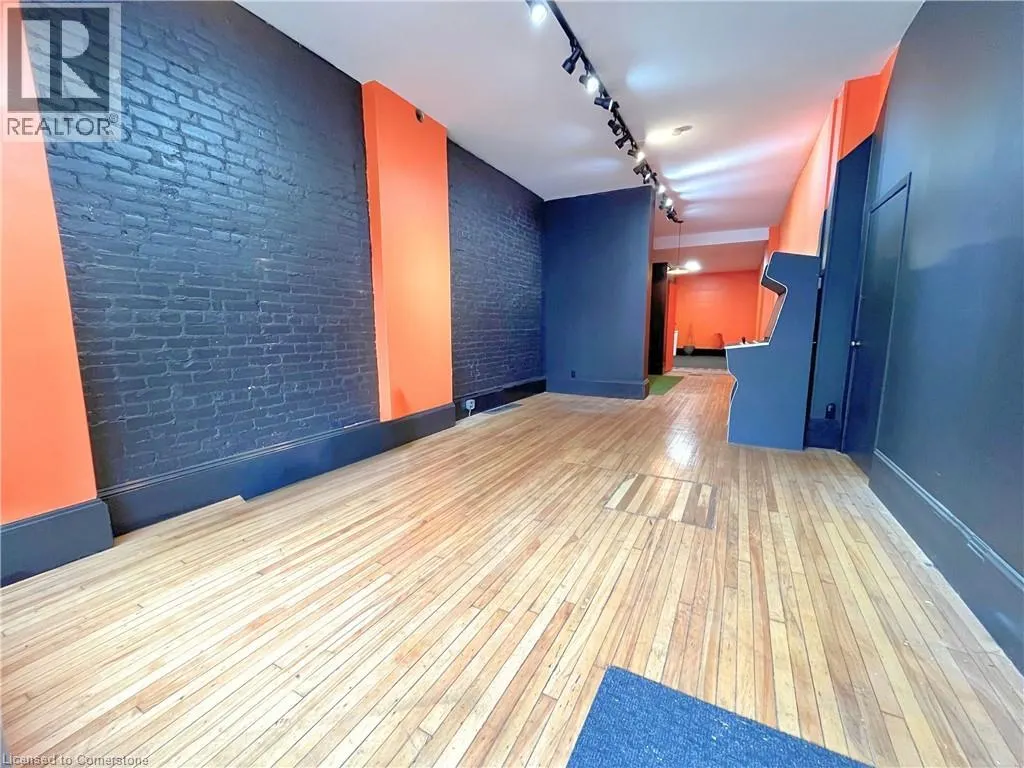 319 KING Street E