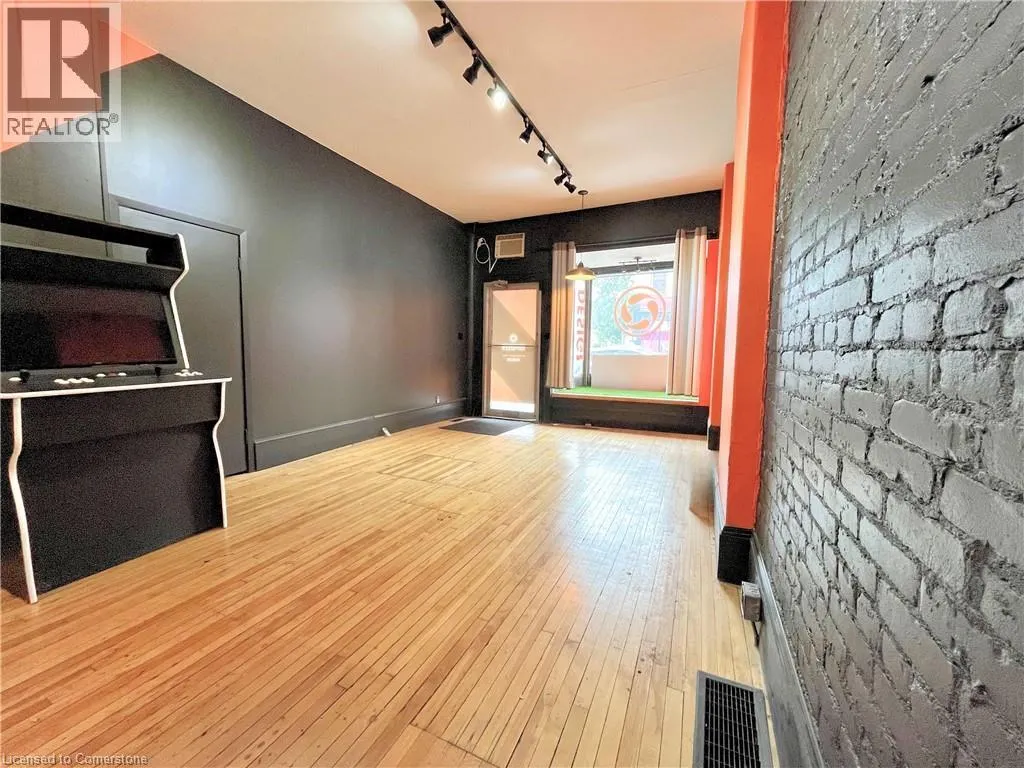 319 KING Street E