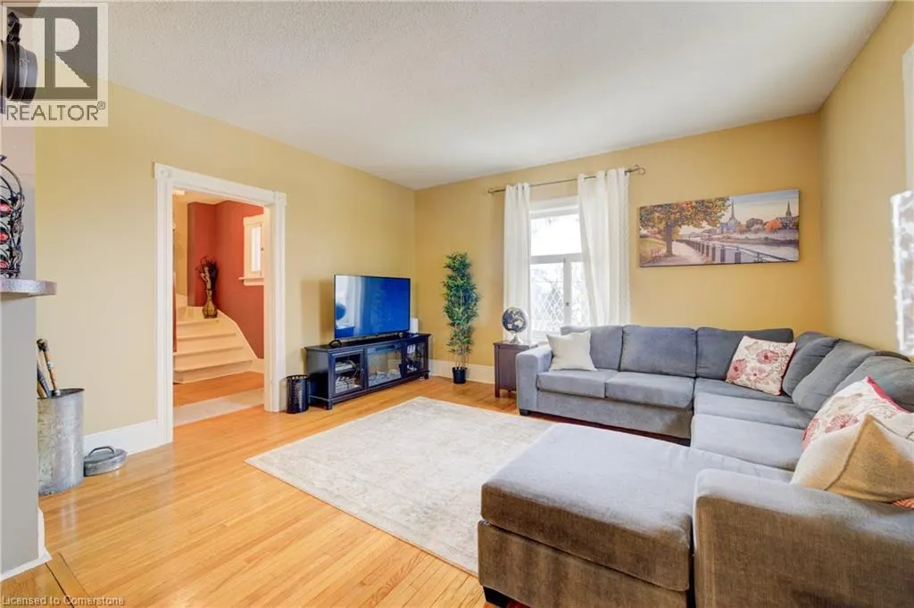 164 QUEEN Street E