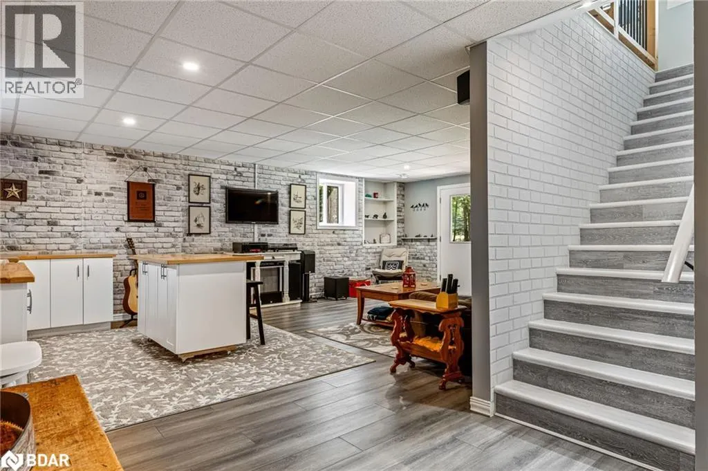 121 YONGE Street S