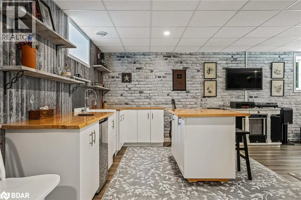 121 YONGE Street S