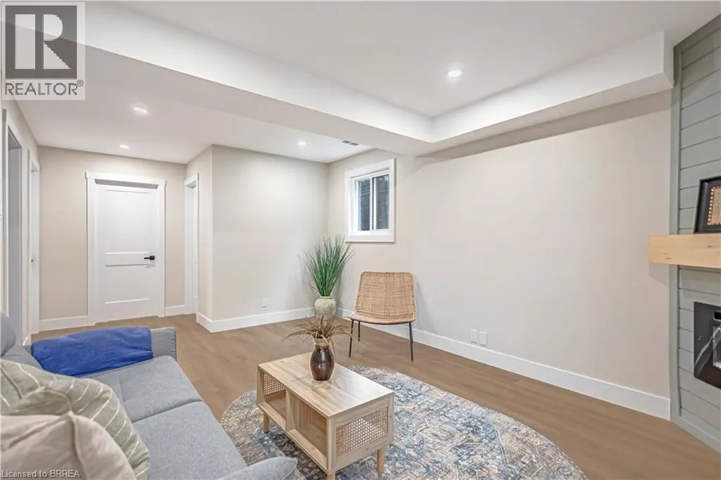 28 CRESTLYNN Crescent